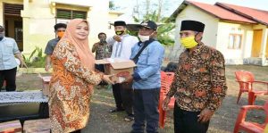Bupati Menyerahkan Bantuan APD di Tambora.