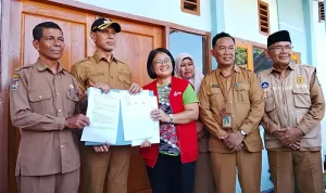 Board of Executive/Fundraising Director YAPPIKA, Sri Indiyastuti, Wakil Bupati Bima, H Irfan Zubaidy didampingi Kepala SDN Sowa Kecamatan Soromandi, Korwil Pendidikan Kecamatan Soromandi dan Sekdis Perpustakaan dan Arsip Kabupaten Bima menunjukan dokumen serah terima perpustakaan SDN Sowa yang diresmikan, Senin (11/5/2026).