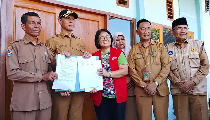 Board of Executive/Fundraising Director YAPPIKA, Sri Indiyastuti, Wakil Bupati Bima, H Irfan Zubaidy didampingi Kepala SDN Sowa Kecamatan Soromandi, Korwil Pendidikan Kecamatan Soromandi dan Sekdis Perpustakaan dan Arsip Kabupaten Bima menunjukan dokumen serah terima perpustakaan SDN Sowa yang diresmikan, Senin (11/5/2026).
