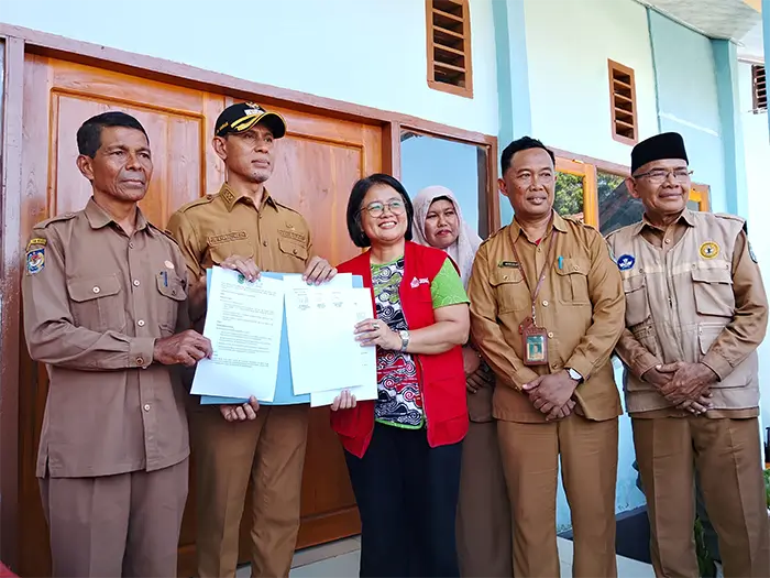 Board of Executive/Fundraising Director YAPPIKA, Sri Indiyastuti, Wakil Bupati Bima, H Irfan Zubaidy didampingi Kepala SDN Sowa Kecamatan Soromandi, Korwil Pendidikan Kecamatan Soromandi dan Sekdis Perpustakaan dan Arsip Kabupaten Bima menunjukan dokumen serah terima perpustakaan SDN Sowa yang diresmikan, Senin (11/5/2026).